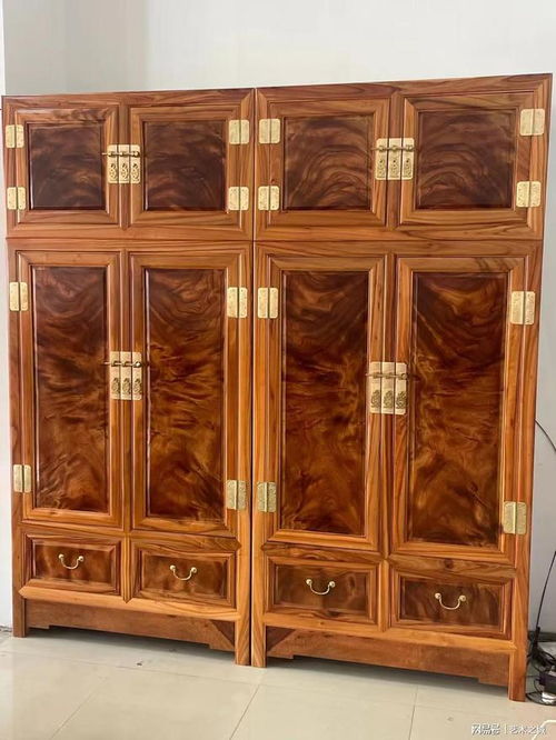 王秉剛書法走近江灣香樟木制品店 以翰墨清香，頌木藝雅韻